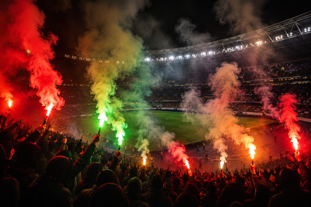 Czy flary są legalne – kolorowe flary stadionowe podczas nocnej oprawy na dużym stadionie