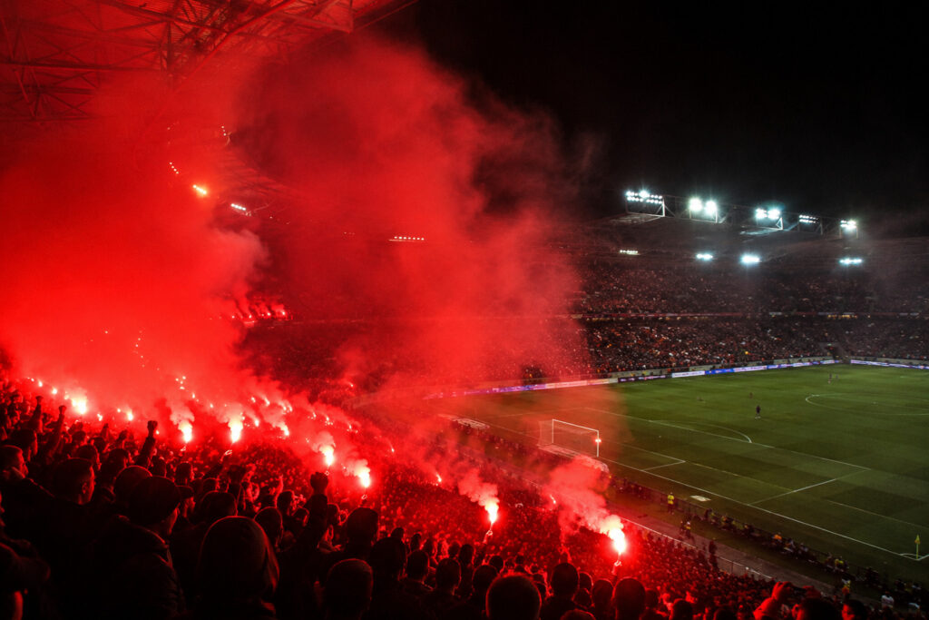 Flary i race stadionowe podczas efektownej oprawy kibicowskiej na stadionie