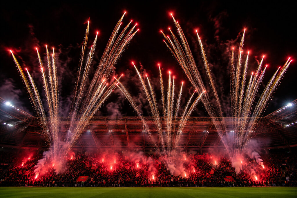 Dynamiczny pokaz pirotechniczny z efektami gatlingów podczas nocnej oprawy stadionowej