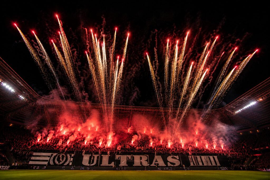 Dynamiczne efekty gatlingów podczas nocnej oprawy stadionowej i pokazu pirotechnicznego