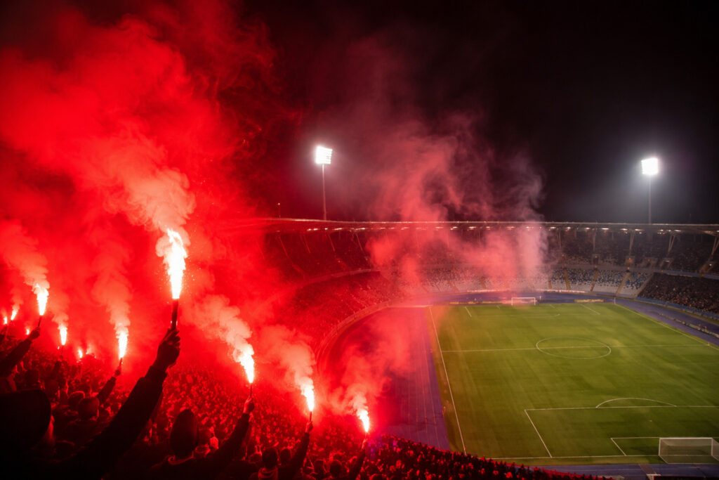 Jak działa flara stadionowa podczas oprawy kibicowskiej na nocnym stadionie