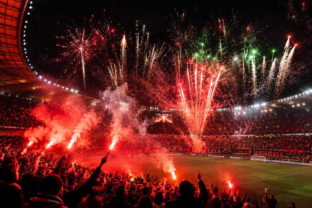 Jak wybrać gatling? Oprawa stadionowa z flarami i efektami pirotechnicznymi podczas nocnego wydarzenia