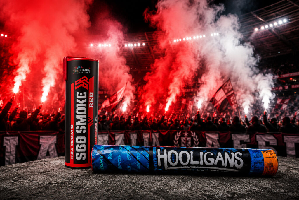 Klasyczna świeca dymna Sokara S60 Smoke oraz świeca dymna do ręki Hooligans HDP60 podczas oprawy stadionowej
