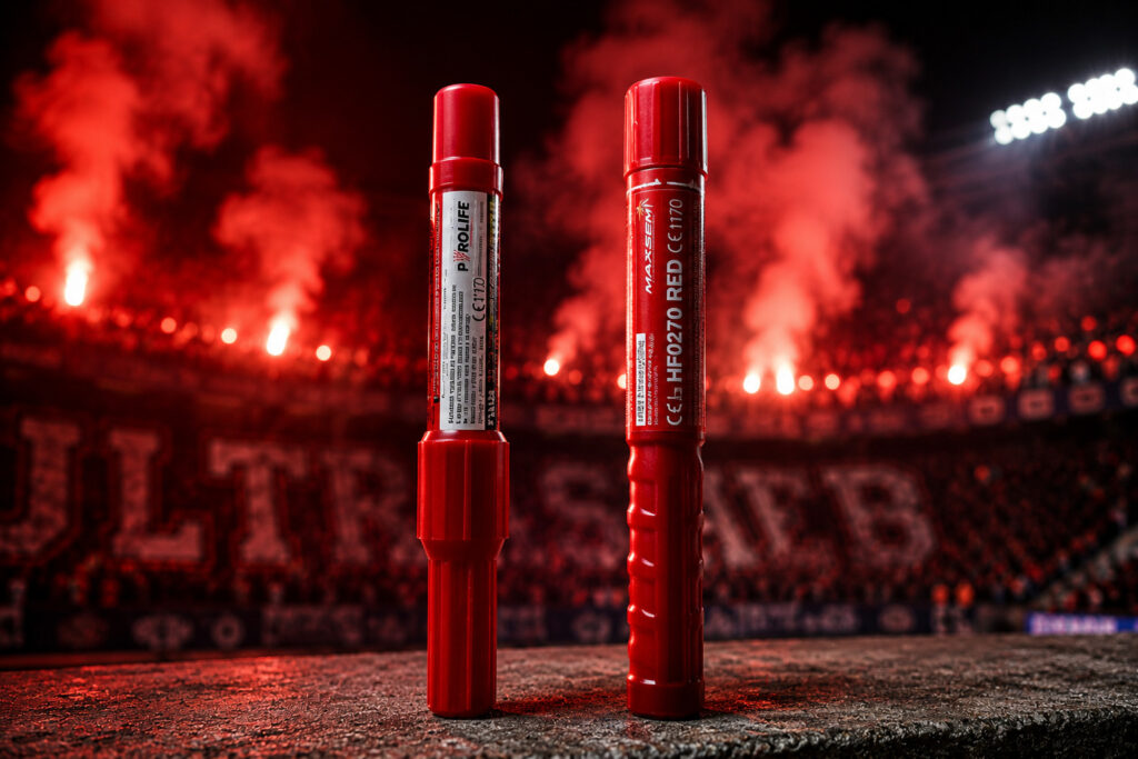 Race stadionowe PF-1 R i HF0270 RED Maxsem na tle oprawy kibicowskiej