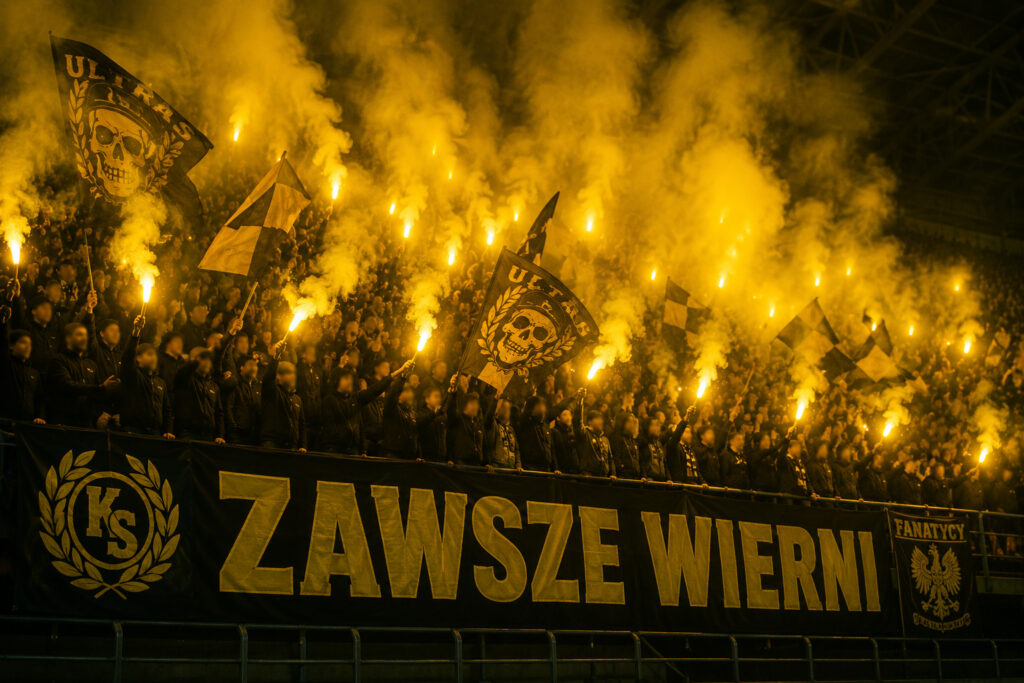 Żółte flary stadionowe wykorzystywane podczas oprawy kibicowskiej ultras na trybunach stadionu